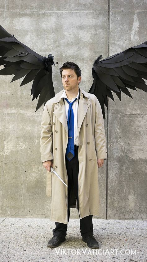 Awesome Castiel cosplay <---- I love that he did the wings as well. For some reason, I'm obsessed with Castiel's wings. Castiel Cosplay, Supernatural Cosplay, Batman Christian Bale, Castiel Supernatural, Rule 63, Batman Begins, Epic Cosplay, Outfit Inspired, Black Wings