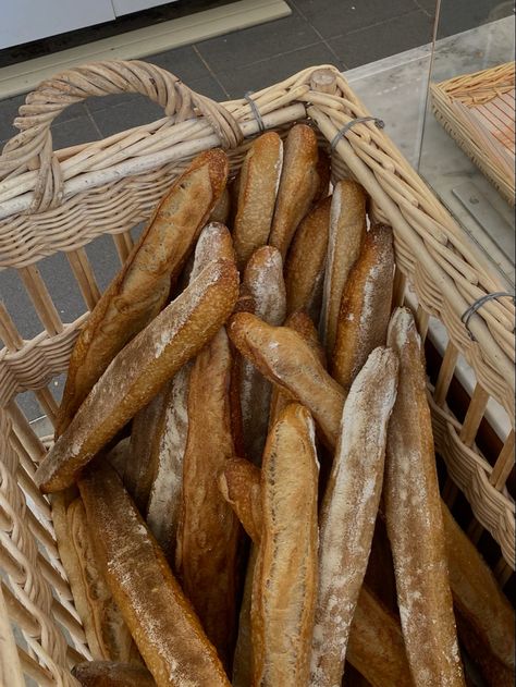 French Baguette Aesthetic, Baguette Aesthetic, Baguette Basket, Bread Aesthetic, Paris Baguette, Paris Mood, Baguette Bread, Bakery Decor, French Baguette