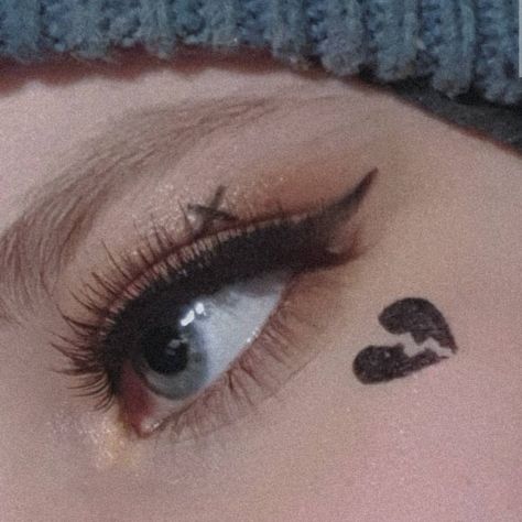 Heart Break Makeup, Heart Under Eye Makeup, Heart Eyeliner Looks, Strange Makeup, Broken Makeup, Tutorial Eyeliner, Grunge Vibes, Under Eye Makeup, Identity Project