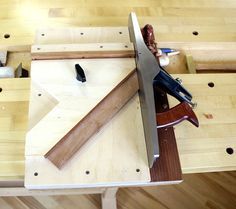 Shooting Board Woodworking, Shooting Board, Woodworking School, Woodworking Classes, Router Woodworking, Learn Woodworking, Woodworking Hand Tools, Woodworking Jigs, Woodworking Skills