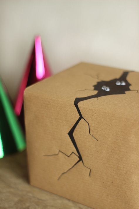 5 easy gift-wrap ideas for kids’ presents « Growing Spaces Mummy Halloween, Halloween Fest, Invitation Halloween, Halloween Invitation, Simple Gift Wrapping, Brown Paper Packages, Creative Gift Wrapping, Diy Gift Wrapping, Present Wrapping