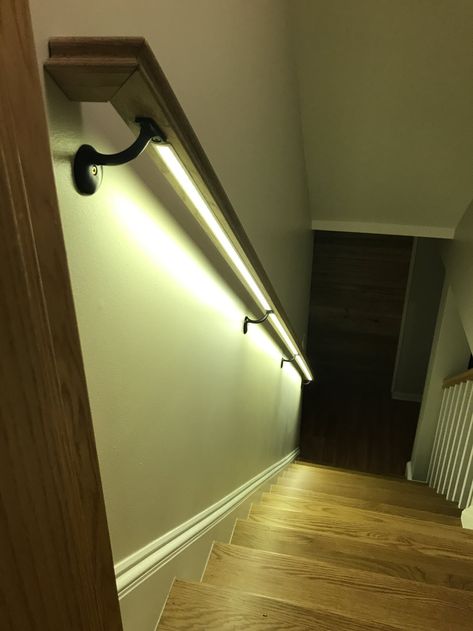 Stairs Handrail, Handrail Lighting, Staircase Lighting Ideas, Stairs Lighting, درج السلم, Stairway Lighting, Staircase Handrail, Stair Lights, Staircase Makeover