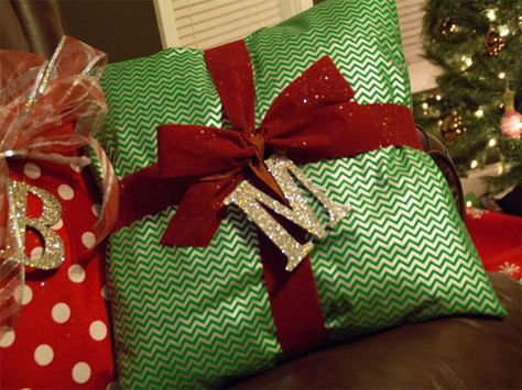 Christmas Present Pillows 10 Diy Holiday Decorations, Seasonal Pillows, Wrapping Presents, Quick Diy, Present Wrapping, Wrap Pattern, Diy Holiday Decor, Ho Ho Ho, Pillow Gift