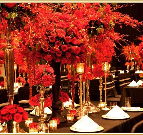 Magnificent decor with the hues to red, orange and gold.... Table Designs, Orange And Gold, Black Mini, Table Design, Table Settings, Floral Design, Christmas Tree, Table Decorations, Holiday Decor