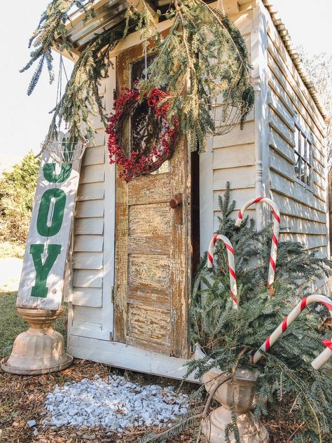 Shed Chicken Coop, Fresh Garlands, Prim Christmas, She Sheds, Christmas Porch, Christmas Decorations Rustic, Jingle All The Way, She Shed, Tree Farms