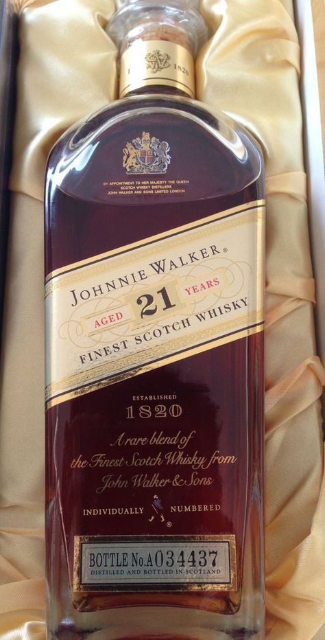 New Years Drink, Johnny Walker, Whisky Drinks, Whiskey Brands, Good Whiskey, Whisky Bottle, Blended Scotch Whisky, Whiskey Drinks, Alcohol Bottles