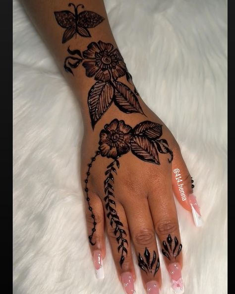 Kaws Henna, Tattoo Skeleton, Skeleton Butterfly, Vibe Pics, Henna Inspo, Pretty Henna, Butterfly Fashion, Roses Tattoo, Pretty Henna Designs