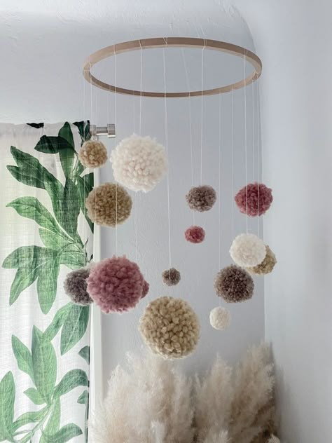 Diy Boho Crib Mobile, Mauve And Mustard Nursery, Pom Pom Mobile, Tassel Wall Hang, Pom Pom Decorations, Diy Baby Mobile, Diy Pom Poms, Diy Nursery Decor, Pom Pom Baby