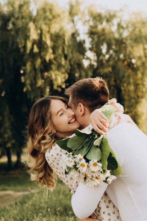 Photo Poses For Couples With Flowers, Couple Poses With Rose, Engagement Pictures With Bouquet, Couple Photos With Flowers, Couple Flowers Photography, Engagement Photos With Flowers Bouquets, Engagement Photos Props, Flower Engagement Photos, Couple With Flowers