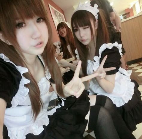 Cafe Japan, Maid Cafe, Scripting Ideas, Non Binary People, Maid Sama, Body Reference Poses, Japan Aesthetic, Cafe Style, Living Dolls