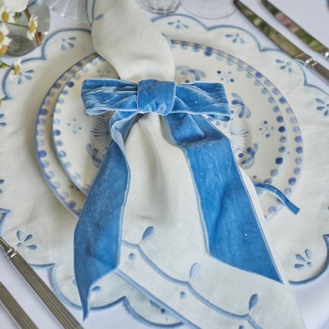 The delicately hand embroidered garland and teardrops create an elegant scallop design that is the perfect backdrop to enhance any dining experience. Size: 40x40cm Care: Cold wash. Daisy Placemats, Blue Bridal Shower Decorations, Eid Dinner, Blue And White Tablescapes, Blue Tablescape, Bridal Themes, Bow Theme, Peony White, Blue White Weddings