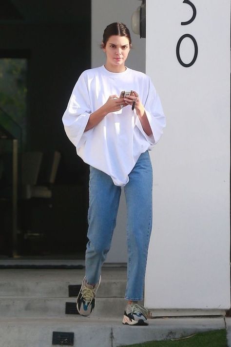 simple minimal outfit, Kendall Jenner style, Kendall Jenner outfit, oversized white tee, oversized tee outfit Kendall Jenner Outfits Street Styles, Kendall Jenner Casual Outfits, Moda Kylie Jenner, Kendall Jenner Casual, Kendall Jenner Outfits Casual, Style Kendall Jenner, Stile Kendall Jenner, Mode Ulzzang, Kendall Jenner Street Style