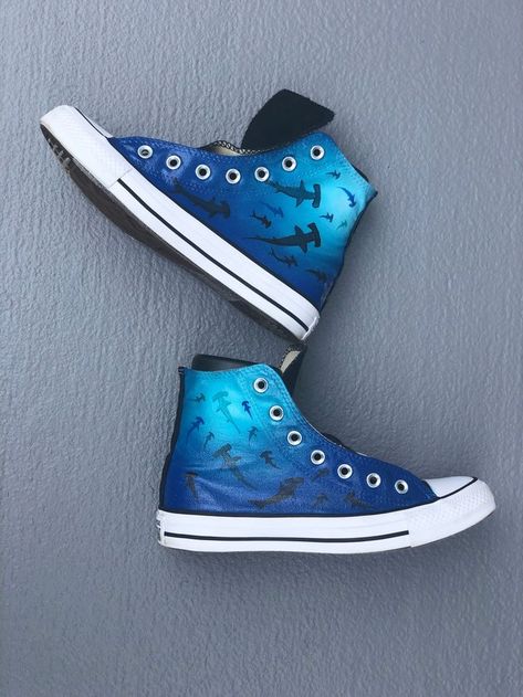 Shoe Painting Ideas Converse, Ocean Converse, Shark Converse, Shoes Painting Ideas Converse, Shoe Painting Ideas Vans, Converse Painting, Shark Merch, Converse Azul, Shark Things