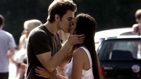 Kissing at the car wash. Damon And Elena Kiss, The Vampire Diaries Characters, The Vampire Diaries 3, Vampire Diaries Stefan, Vampire Diaries Quotes, Vampire Diaries Wallpaper, Vampire Diaries Funny, Claire Holt, Wallpaper Tumblr