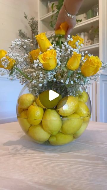 Homeandlifestyletv on Instagram: "Simple lemon floral arrangement🍋 from @ashleymariesavage  grab a vase, add your lemons, fill with water and add your florals! This is such a pretty centerpiece for any of your spring and summer gatherings. Mine is pretty big but you could definitely make a smaller version to fit with you need! Also, I tried to do the rose hack where you turn them upside down and spin them to make them look more full (hopefully yall know what I am talking about) and the petals kept falling off and it didn’t work at all…what am I doing wrong?!😅😅😅 • • • #lemon #diyhomedecor #diy #floralarrangement #centerpiecesideas #summerdiy #summercenterpiece #springflowers #diydecor #diyideas #diyhomedecor" Lemon Flower Centerpiece, Lemon Vase Centerpiece, Lemon Flower Arrangements, Lemon Centerpiece Ideas, Lemon Vase, Lemon Diy, Lemon Centerpieces, Tulip Centerpiece, Fake Lemons