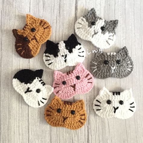 You can get it on youtube channel: fengLing-crochet Crochet Cat Hair Clip, Crochet Applique Patterns Free Animal, Crochet Hair Clips Tutorial, Crochet Hair Clips Free Pattern, Crochet Cat Applique, Cute Hair Pins, Knitted Unicorn, Animal Hair Clips, Crochet Clip