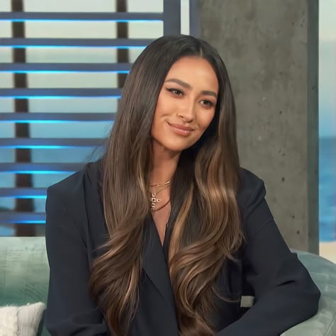 Dark Down Hair With Highlights, Kim K Balayage Hair, Becky G Hair Color, Dark Brown Hair On Tan Skin, Dark Brown Hair Ombre Caramel, Shay Mitchell Balayage, Balayage On Latinas, French Balayage Dark Hair, Filipina Highlights Hair