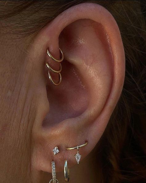 Snug Piercing Ideas, Minimalist Ear Piercings, Snug Piercing, Cool Ear Piercings, Ear Style, Cute Piercings, Body Piercings, Pierced Jewelry, Body Piercing Jewelry