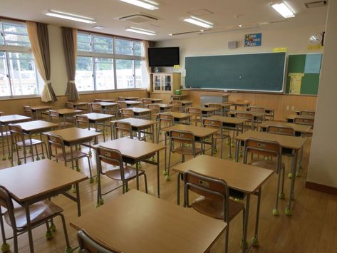 School Background Aesthetic, Constance Billard, Japanese Highschool, Japanese Classroom, Classroom Desks, Classroom Aesthetic, Desks Chairs, Japan School, Classroom Chair