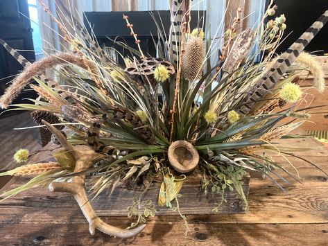 Fall Antler Centerpieces, Rustic Feather Centerpieces, Cowboy Floral Arrangements, Western Floral Arrangements Rustic, Deer Antler Flower Arrangements, Masculine Arrangements, Deer Antler Centerpieces, Western Theme Centerpieces, Antler Arrangements