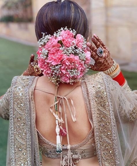 Flower Bun Hairstyle Wedding Bride, Bridal Bun Hairstyles Indian Flower, Dulhan Hairstyles Indian Bridal, Juda Design, Flower Bun Hairstyle, Simple Hairstyle For Saree, Makeup Artist Working, Floral Bun, Bride Hair Flowers