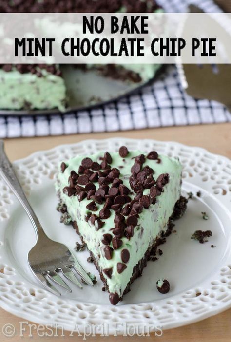 Creamy, minty filling dotted with mini chocolate chips all on top of a crunchy mint Oreo cookie crust. via @frshaprilflours Mint Chocolate Chip Pie, Mint Chocolate Recipes, Mint Pie, Meal Breakfast, Chocolate Chip Pie, Pecan Sandies, Dessert Places, Cookie Sticks, Oreo Cookie Crust