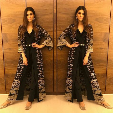 Bollywood beautiful actress Kriti Sanon Jumpsuit Outfit Indian, Kirti Senan, Cape Suit, Jacket Dresses, Diwali Dresses, Party Jacket, Suit Styles, Designer Anarkali Dresses, Dresses Unique