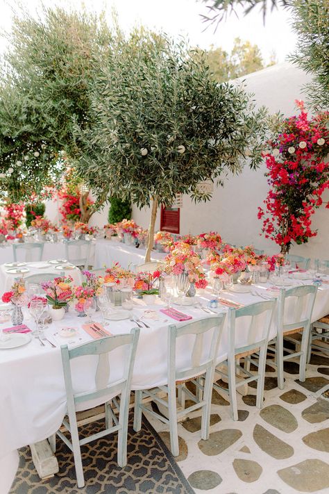 Stylish al fresco dinner in Mykonos with bright floral arrangements. Photo: @annaroussos Mamma Mia Wedding Aesthetic, Mama Mia Wedding Aesthetic, Mamma Mia Themed Wedding, Wedding Mamma Mia, Mamma Mia Aesthetic Party, Mama Mia Wedding, Mamma Mia Wedding, Mama Mia Party, Mamma Mia Birthday