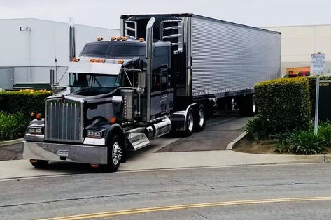 Kenworth W900 Custom Paint, Customised Trucks, Kenworth W900, Honda Jazz, Truck Paint, Custom Big Rigs, Horse Trailers, Kenworth Trucks, Large Cars