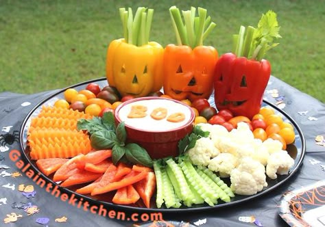 Halloween Veggie Tray, Halloween Fingerfood, Halloween Food Decorations, Kids Halloween Food, Halloween Party Appetizers, Halloween Food Appetizers, Pumpkin Carving Party, Halloween Fruit, Halloween Entertaining