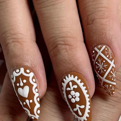 Gingerbread Nails Design, Winter Funky Nails, Textured Christmas Nails, Gingerbread Gel Nails, Holiday Nails Gingerbread, Gingerbread Almond Nails, Christmas Nails Vintage, Holiday Nail Inspiration, Ginger Bread Nail Art