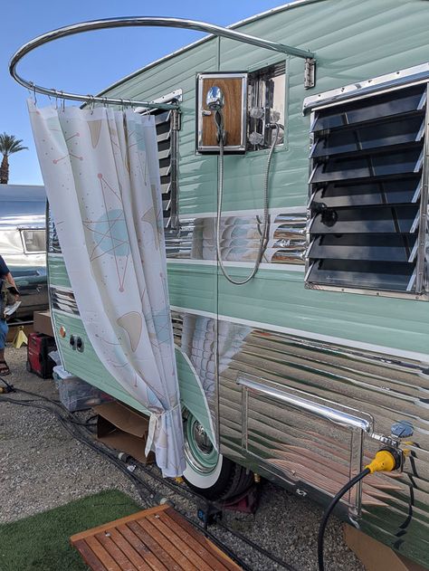 The Vintage Trailer Show Has Me Googling AirStream Prices Caravan Vintage, Kombi Motorhome, Tiny House Camper, Caravan Makeover, Camper Trailer Remodel, Vintage Camper Remodel, Trailer Diy, Caravan Renovation, Kombi Home