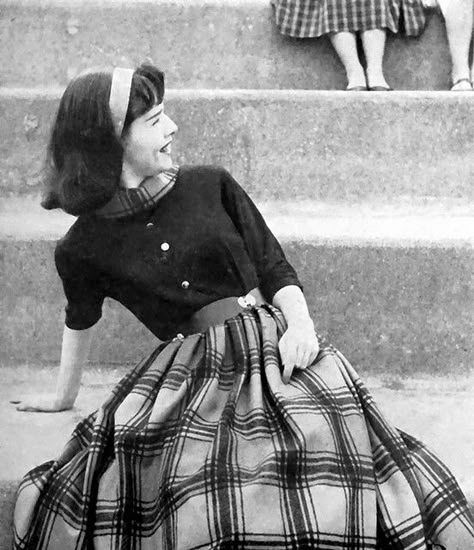 1950s Style peg for Roberta  Girl in Blouse and Plaid Skirt, 1958. #vintage #1950s #fashion American Girl Magazine, 1950 Style, Fashion 60s, 1950 Fashion, Vintage Fashion 1950s, Fashion 90s, 20th Century Fashion, Fashion 1950s, Estilo Preppy