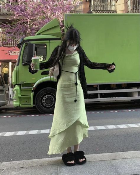 help me find this tinkerbell-esque dress, please🧚‍♀️💕 : findfashion Simple Modern Outfits, 90s Long Skirt, Dresses Over Jeans, Flower Outfits, Flowy Outfits, Average Size Women, Look 80s, 일본 패션, Look Retro