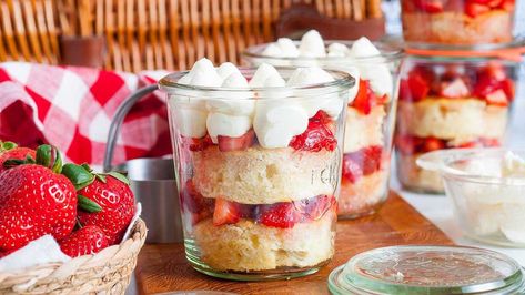 Perfect Summer Strawberry Shortcake Picnic Dessert, Strawberry Picnic, Memorial Day Desserts, Cake Portions, Fresh Strawberry Recipes, Mason Jar Desserts, Strawberry Dessert Recipes, Strawberry Shortcake Recipes, Shortcake Recipe