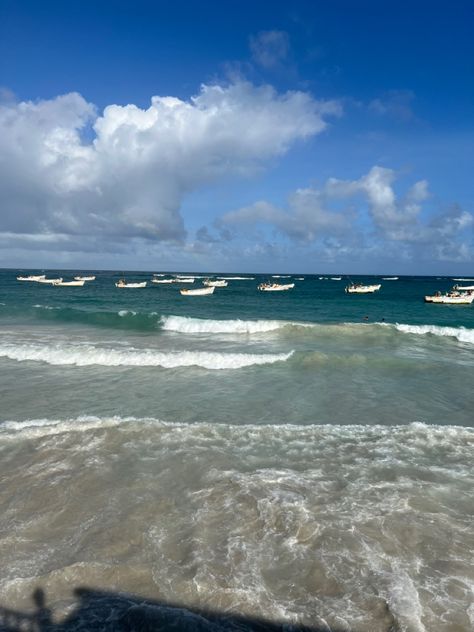 Beach Mogadishu Somalia Rihanna Core, Somalia Culture, Somali Beach, Somalia Beach, Madaxweynaha Somalia, Malawah Somali, Djibouti Culture, Somali Art, Somalia Aesthetic