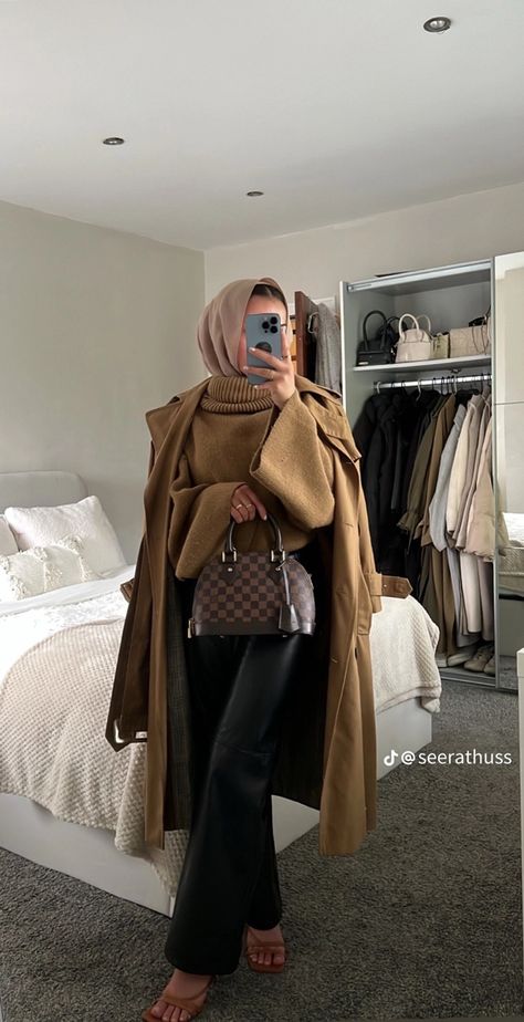 Hijabi Wardrobe, Winter Modest Outfits, Hijabi Streetwear, Optical Illusion Dress, Brown Autumn, Estilo Hijab, Hijabi Fits, Modest Casual Outfits, Casual Work Outfits Women