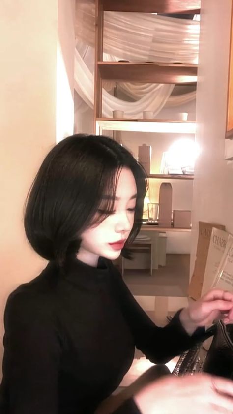 Bob Layer, Pony Makeup, Ulzzang Short Hair, Gilmore Girls Outfits, Swag Girl Style, Korean Aesthetic, Girl Swag, Korean Hairstyle, Girl Face