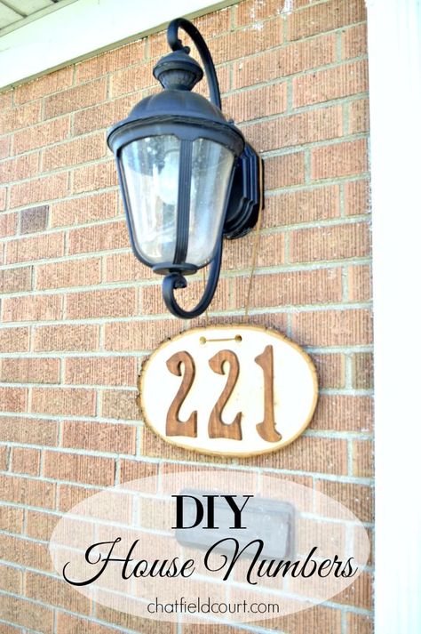 DIY rustic house numbers made from a wood round, wooden numbers and stain. | chatfieldcourt.com Diy House Numbers, House Number Ideas, Rustic House Numbers, Flipping Homes, House Numbers Diy, Diy Mid Century, Number Ideas, Rustic Apartment, Rustic Wallpaper