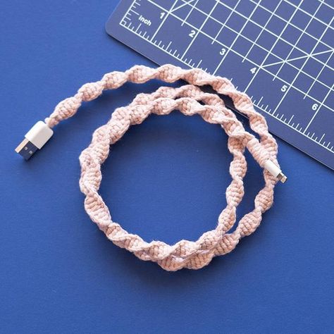 Charger Cord Wrap, Iphone Cord, Phone Bag Pattern, Phone Arm Band, Cords Crafts, Simple Macrame, Crochet Cord, Cord Cover, Cord Wrap