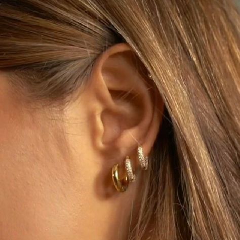 Minimalist Ear Piercings, Pretty Ear Piercings, Cute Ear Piercings, Jewelry Accessories Ideas, Earrings Inspiration, Jewelry Fashion Trends, Classy Jewelry, Stacked Jewelry, Jewelry Lookbook