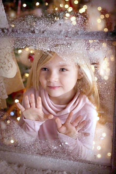 Magical Christmas Photography, Christmas Magic Photography, Christmas Creative Photography, Christmas Portrait Ideas, Christmas Light Photography, Christmas Photoshoot Ideas, Christmas Mini Shoot, Christmas Portrait, Christmas Poses