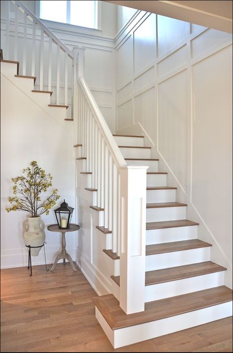 Stairs Landing Decor, Entryway Stairs, Stairs Landing, White Staircase, Stair Banister, White Stairs, Diy Staircase, House Staircase, Staircase Remodel