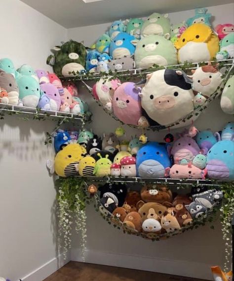 Squishmallows Clips Display, Where To Store Squishmallows, Squishmallow Storage Aesthetic, Display Squishmallows, Squishmallow Net Aesthetic, Squishmallow Collection Display, Squishmallows Storage, Squishmallows Aesthetic Collection, Cute Squishmallows