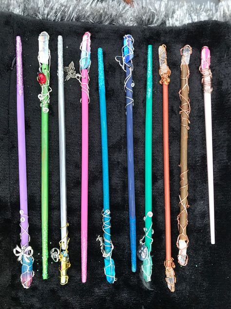 Witch Wand Diy, Crystal Wand Diy, How To Make Wands, Magic Wand Craft, Handmade Wands, Fantasy Wand, Wand Ideas, Wand Craft, Wizard Fashion