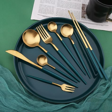 Assiette Design, Kitchen Decor Collections, Crockery Design, Gold Cutlery Set, Vintage Cutlery, Luxury Dinnerware, Kitchen Dinnerware, Cute Kitchen, Cool Kitchen Gadgets