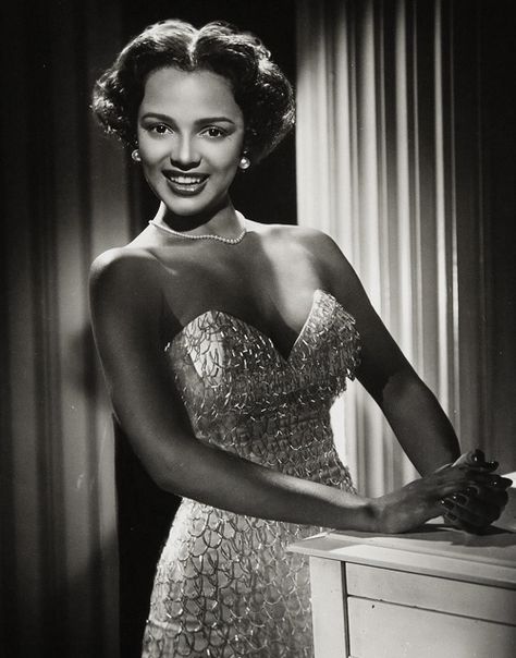 Dorothy Dandridge                                                                                                                                                                                 Más 1950s Hairstyle, Black Hollywood Glamour, 1950s Hairstyles, Dorothy Dandridge, Olivia De Havilland, Black Actresses, By Any Means Necessary, Vintage Black Glamour, Old Hollywood Glam