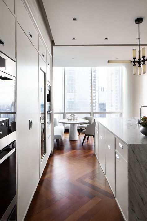 Manhattan Apartment Luxury, Before And After Home Interior, Herringbone Hardwood Floors, Kitchen Trends 2020, Inmobiliaria Ideas, House Before And After, Kitchen New York, Apartment Luxury, Sala Grande