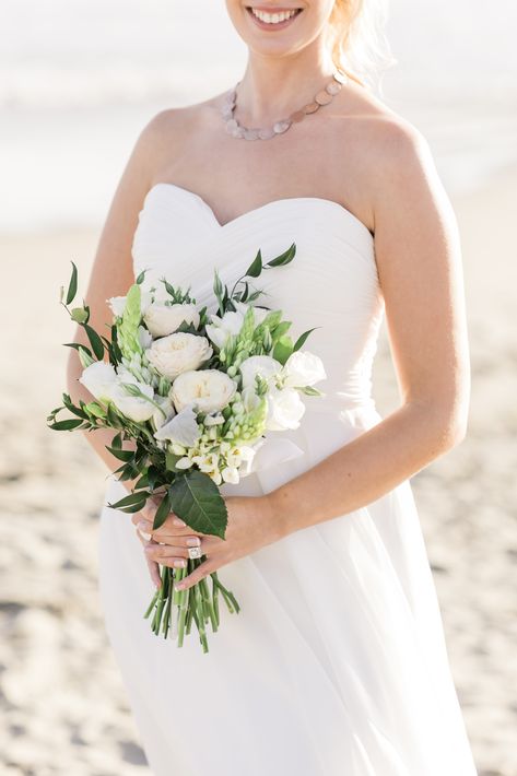 White Bouquet Simple, Simple Beach Wedding Ideas, Beach Bridal Bouquet, Beach Wedding Flowers Bouquet, Beach Wedding Bouquet, Wedding Ideas Beach, Wedding Bouquet White, Beach Bouquet, Beach Wedding Ideas