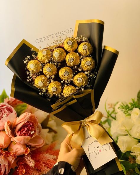 Chocolate Bouquet For Men, Chocolate Present Ideas, Chocolate Bouquet Aesthetic, Snickers Bouquet, Small Chocolate Bouquet, Chocolate Bouquet Ideas, Mini Chocolate Bouquet, Ferrero Bouquet, Ferrero Rocher Bouquet